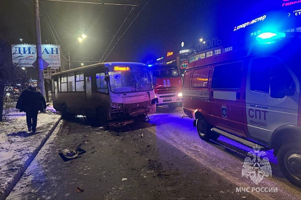8 человек получили травмы при столкновении двух автобусов в Иванове